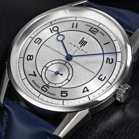 Montre LIP Himalaya Classique 40 mm 671727 – Quartz – Cadran Blanc Argenté – Bracelet Cuir Bleu – Verre Saphir – Fabriquée en France