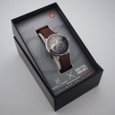 Montre Pierre Lannier Mac Bretzel – Série Spéciale Bretzel Airlines – Acier Argenté 40,5 mm – Bracelet Cuir Acajou – Made in France