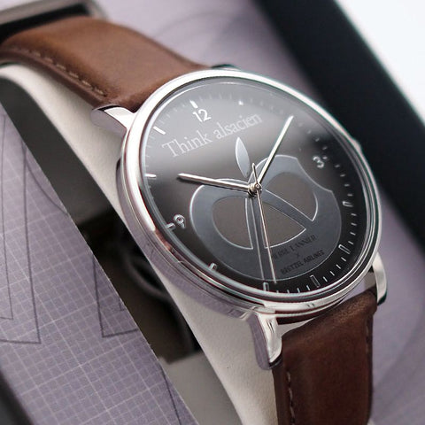 Montre Pierre Lannier Mac Bretzel – Série Spéciale Bretzel Airlines – Acier Argenté 40,5 mm – Bracelet Cuir Acajou – Made in France