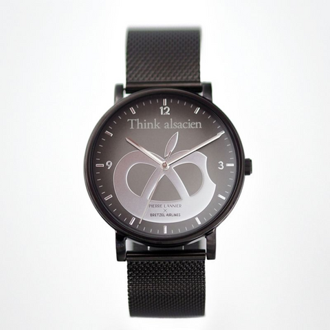 Montre Pierre Lannier Mac Bretzel – Édition Bretzel Airlines – Acier Noir 40,5 mm – Bracelet Milanais Noir – Made in France