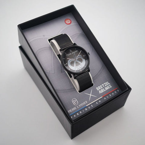 Montre Pierre Lannier Mac Bretzel – Édition Bretzel Airlines – Acier Noir 40,5 mm – Bracelet Milanais Noir – Made in France