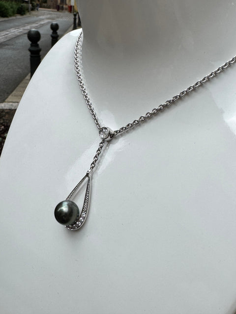 Collier Or Gris 750/1000 – Perle de Tahiti 10/11 mm & 18 Diamants Brillant 0,41 ct – Joaillerie de Luxe