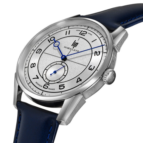 Montre LIP Himalaya Classique 40 mm 671727 – Quartz – Cadran Blanc Argenté – Bracelet Cuir Bleu – Verre Saphir – Fabriquée en France