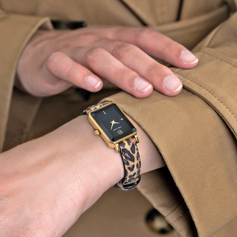 Montre Femme Pierre Lannier Ariane Quartz Rectangulaire – Réf. 006L539 – Boîtier PVD Jaune, Cadran Noir, Bracelet Cuir Léopard