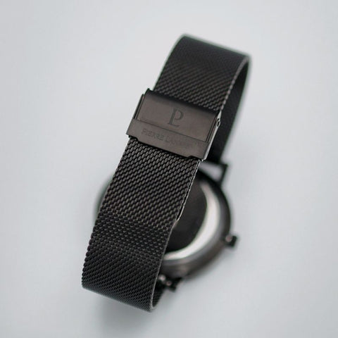 Montre Pierre Lannier Mac Bretzel – Édition Bretzel Airlines – Acier Noir 40,5 mm – Bracelet Milanais Noir – Made in France